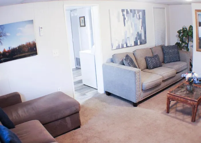 California Ave - 2 Bedroom - Away From Home!
