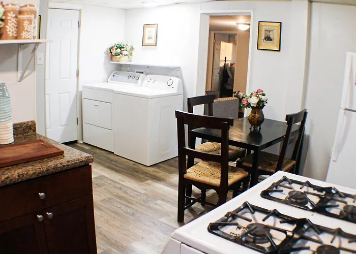 Apartment California Ave - 2 Bedroom - Away From Home! *